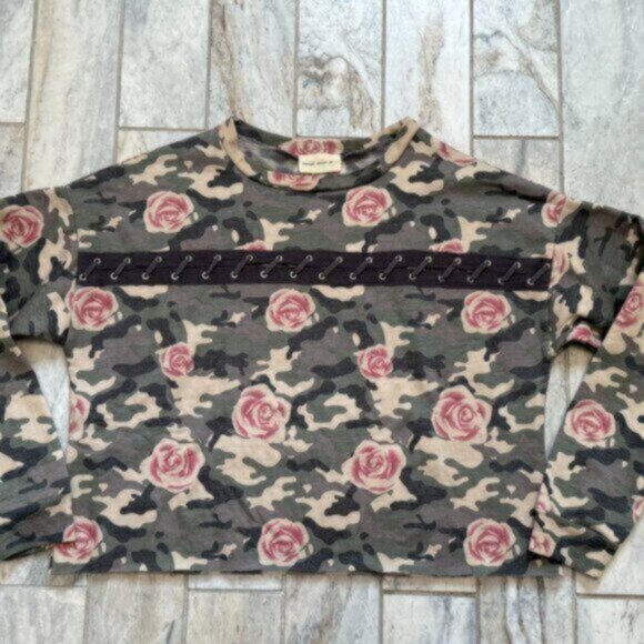 NEW "Enough About Me" women's medium camo Boutique crop top sweater MSRP $60 - Picture 3 of 4